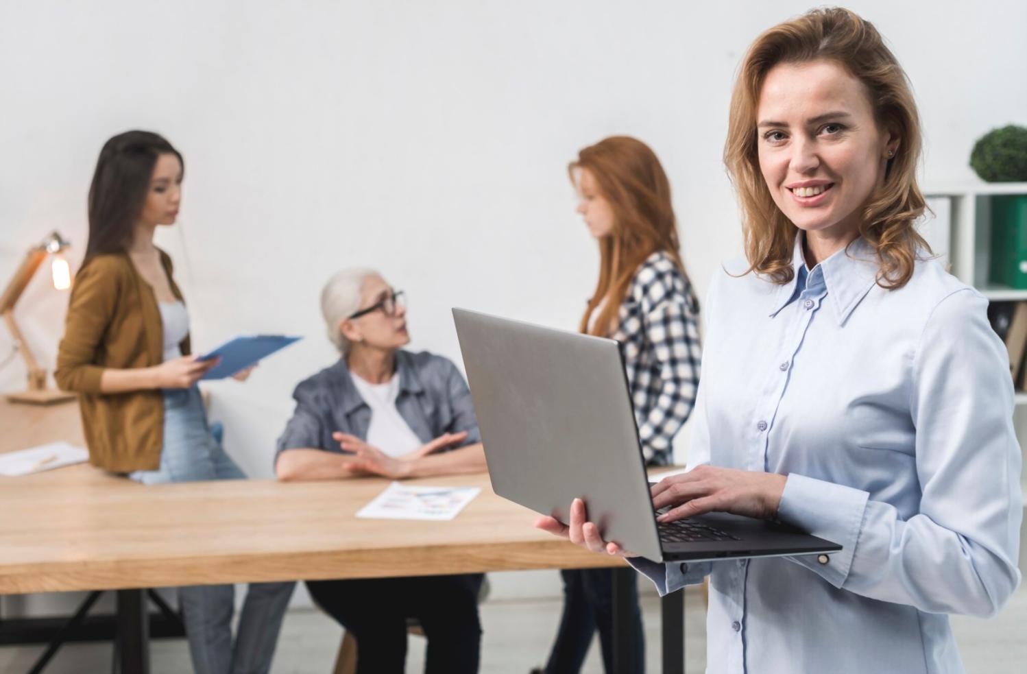 Planificación estratégica con documentos y herramientas de organización financiera