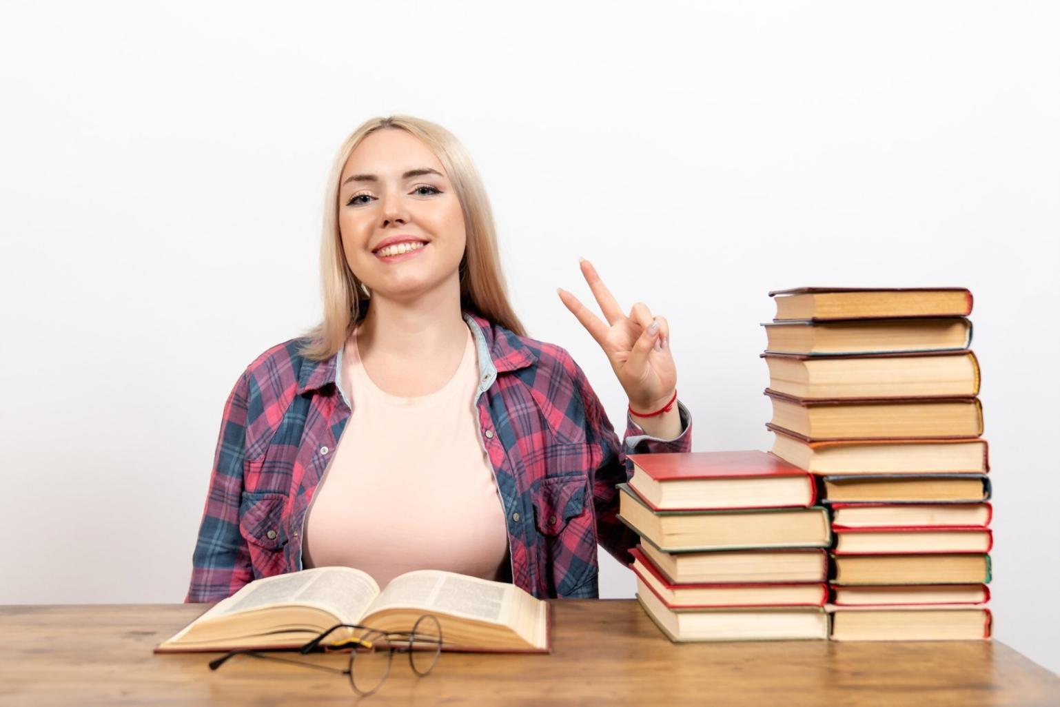 Vista de aula con materiales educativos sobre planificación financiera