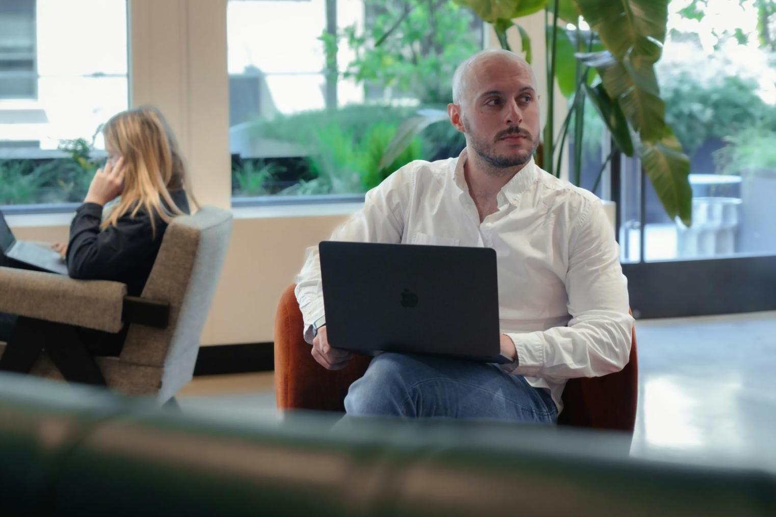 Persona reflexionando sobre planificación financiera con documentos y calculadora